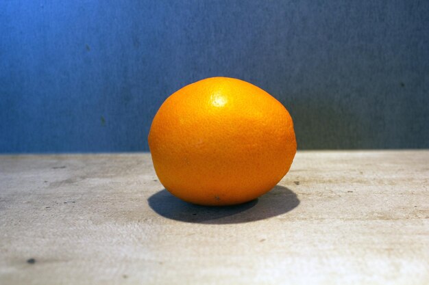 Foto close-up van oranje fruit op tafel