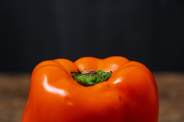 Close-up van oranje paprika's op houten tafel met copyspace Healthy food concept