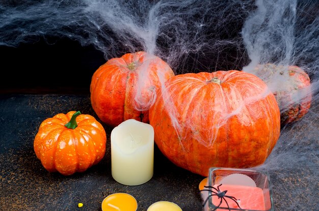 Foto close-up van oranje pompoenen tegen een zwarte achtergrond