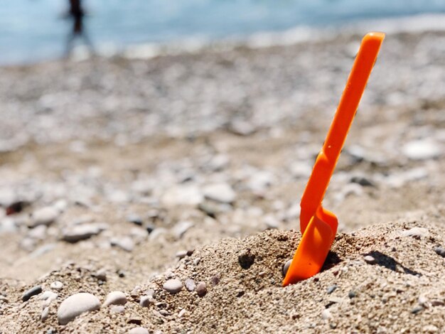 Foto close-up van oranje speelgoed op het strand