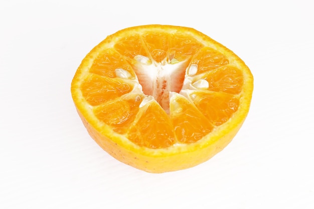Foto close-up van oranje tegen witte achtergrond