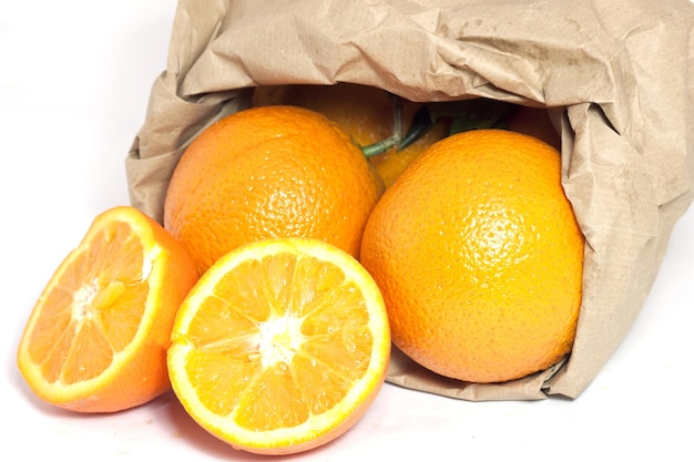 Foto close-up van oranje vruchten tegen een witte achtergrond