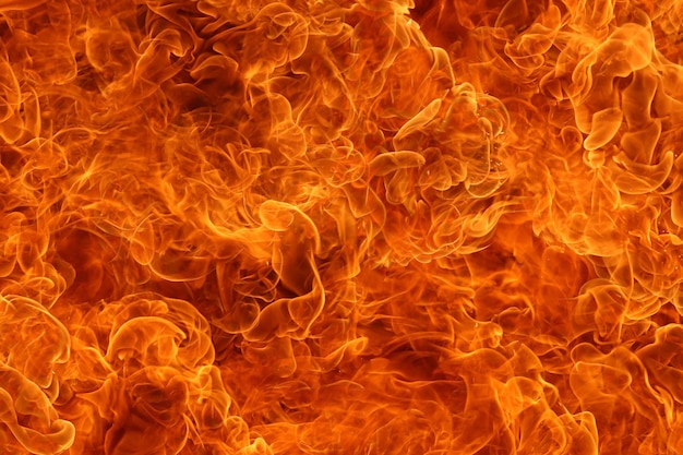 Foto close-up van oranje vuur tegen zwarte achtergrond