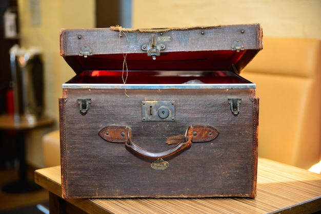 Close-up van oud metaal op tafel thuis