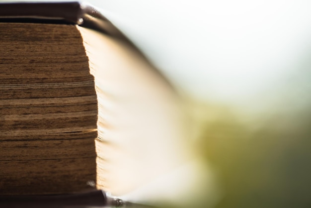 Foto close-up van oude boeken op tafel