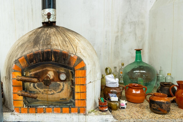 Foto close-up van oude flessen op tafel tegen de muur in het gebouw