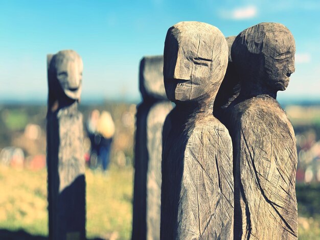 Foto close-up van oude houten sculpturen tegen de lucht