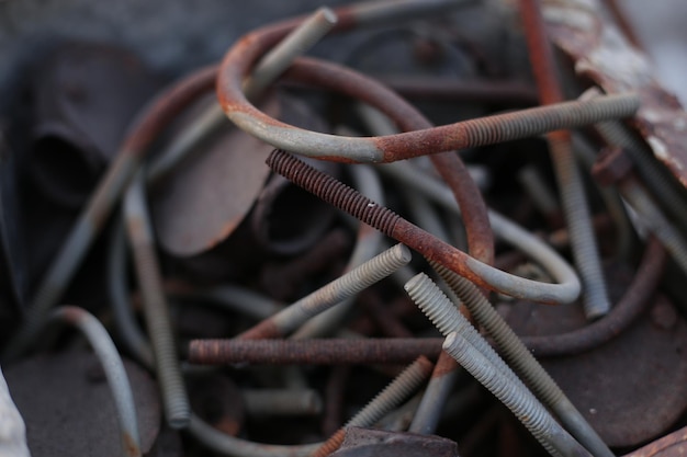 Close-up van oude metalen kettingen onder de lichten