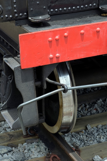 Foto close-up van oude stoomlocomotiefwielen