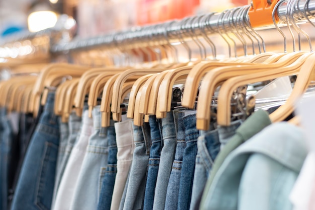 Close-up van overhemden die aan hangers in een kledingwinkel hangen