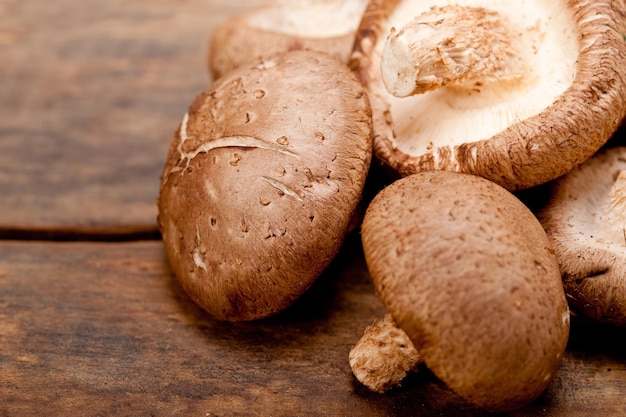 Close-up van paddenstoelen op een houten tafel