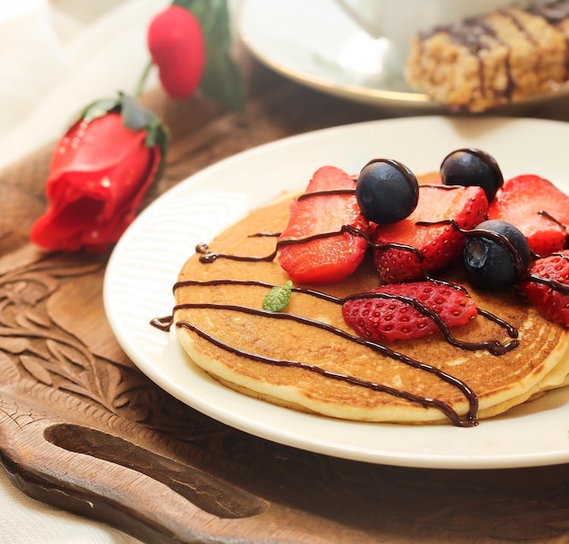 Close-up van pannenkoek op bord op tafel