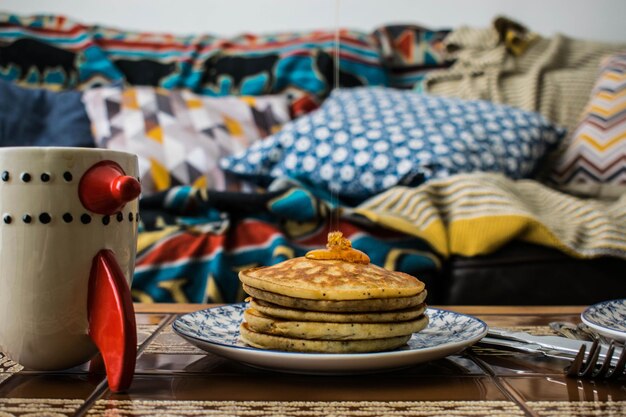 Foto close-up van pannenkoeken op tafel thuis