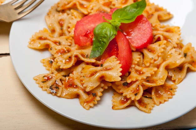 Close-up van papegaai pasta in bord op tafel