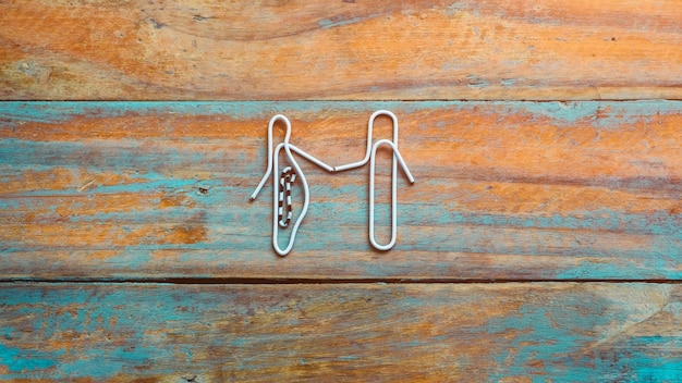 Close-up van paperclips op een houten tafel