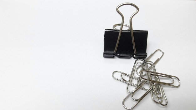 Close-up van paperclips op een witte achtergrond