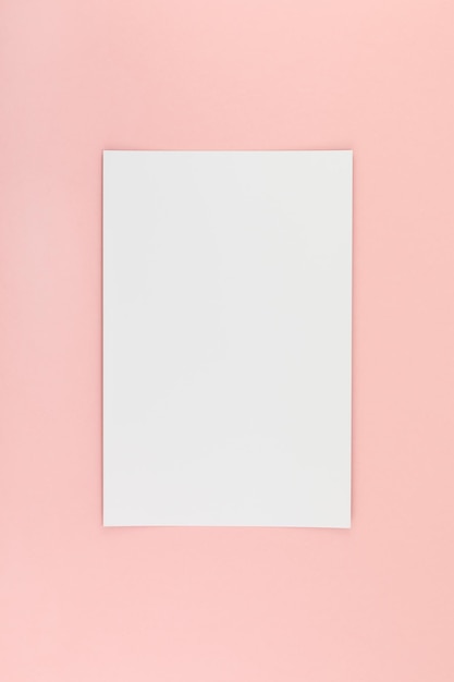 Close-up van papier tegen een witte achtergrond