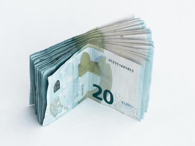 Foto close-up van papieren munten tegen een witte achtergrond