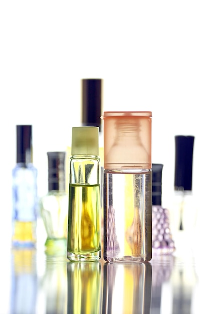 Foto close-up van parfum glazen flessen op tafel