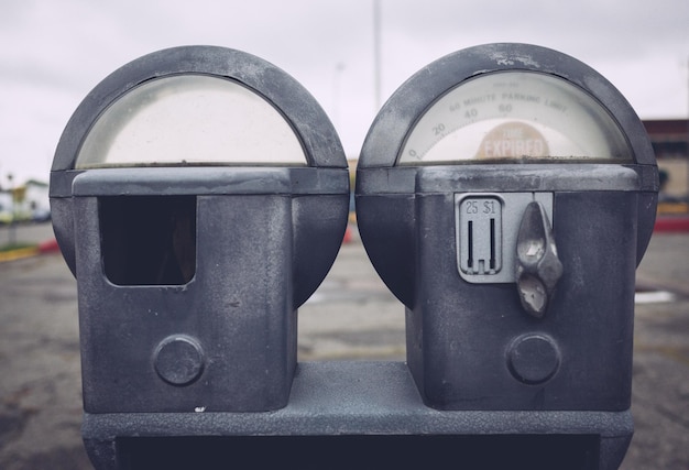 Foto close-up van parkeermeters tegen de lucht