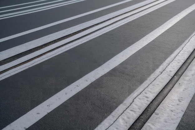 Close-up van pas opnieuw geverfd wegdek met nieuwe lijnen en texturen zichtbaar