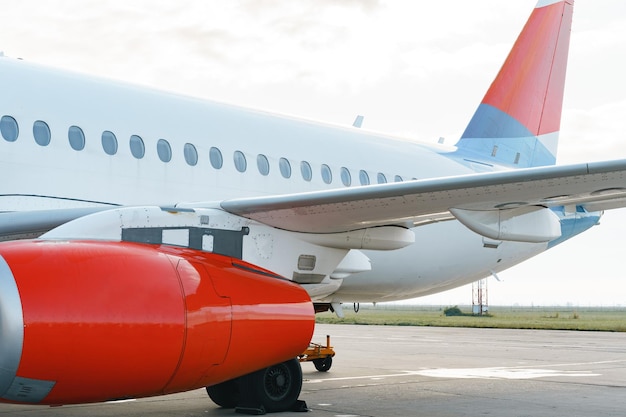 Close up van passagiersvliegtuig op de landingsbaan van de luchthaven