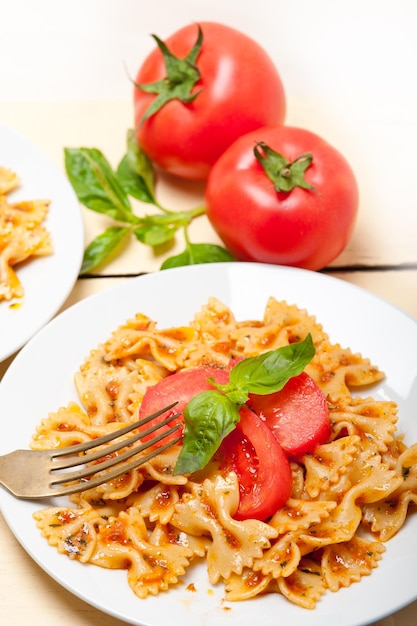 Foto close-up van pasta en tomaten op tafel