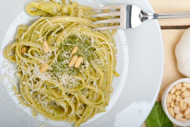 Foto close-up van pasta geserveerd in een bord op tafel