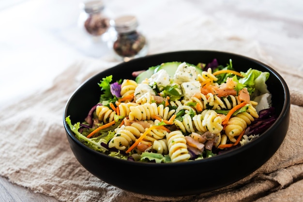 Close-up van pasta in een kom op tafel