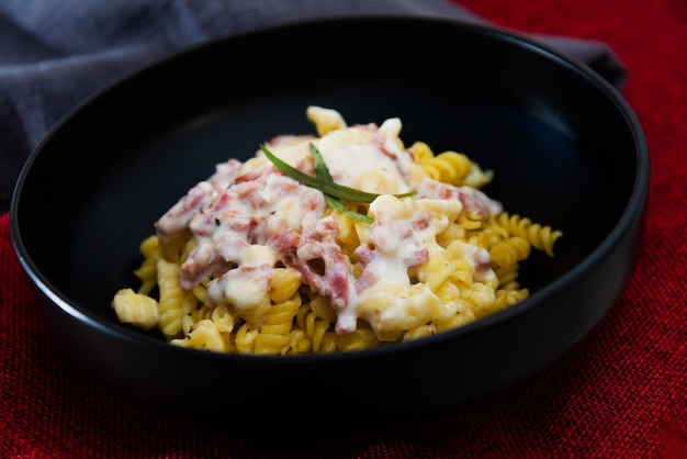 Close-up van pasta in een schaal op tafeldoek