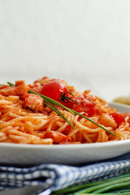 Foto close-up van pasta op een bord op tafel