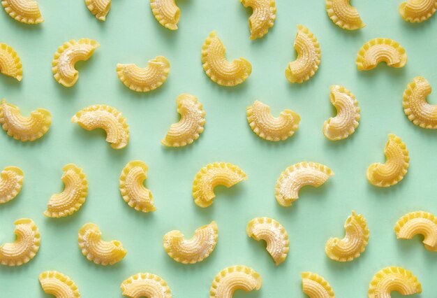 Foto close-up van pasta op gekleurde achtergrond