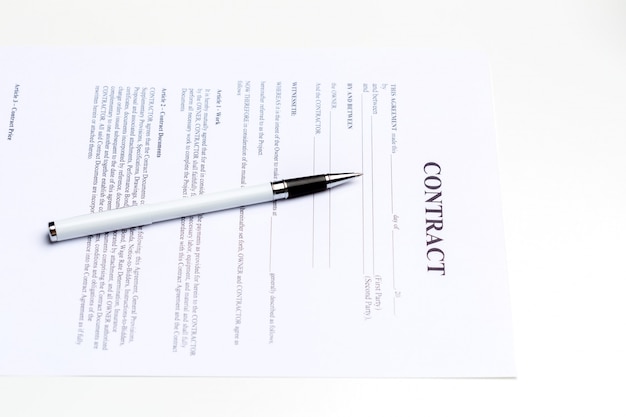 Foto close-up van pen op contract,