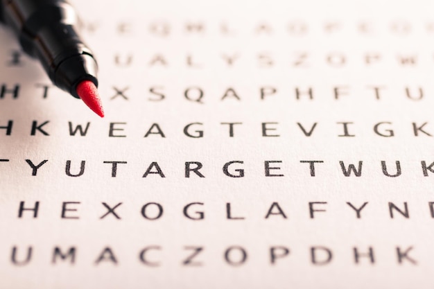 Foto close-up van pen op papier met alfabet