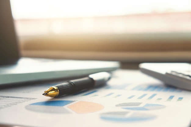 Close-up van pen op papier op tafel