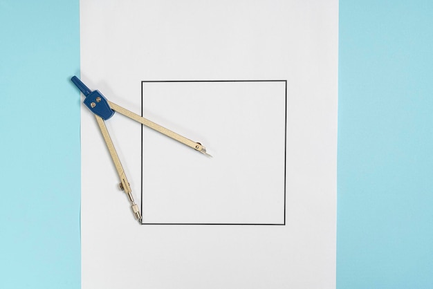 Foto close-up van pen op tafel tegen blauwe achtergrond