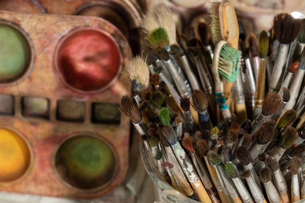 Foto close-up van penseels in een container