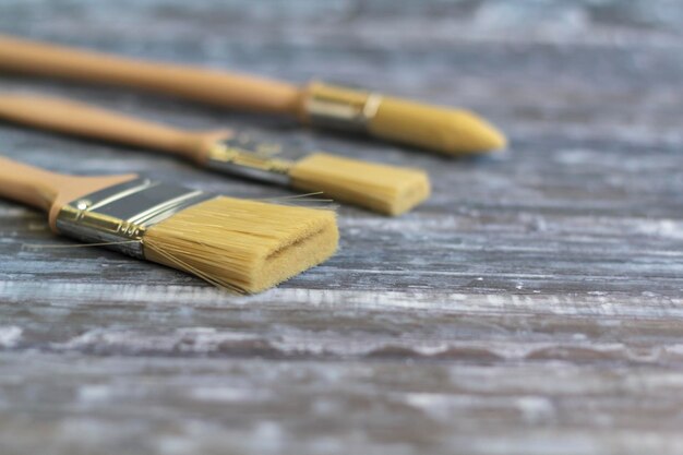 Foto close-up van penseels op een houten tafel