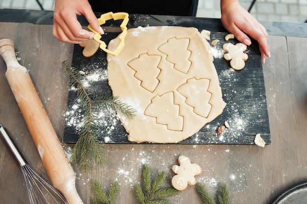 Close-up van peperkoekdeeg met gevormde koekjes