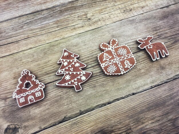 Foto close-up van peperkoekjes op een houten tafel