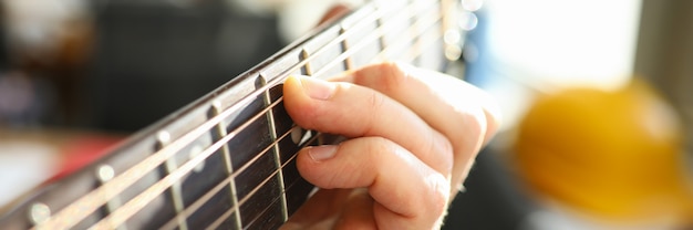 Close-up van personen hand spelen op akoestische gitaar. Macro schot van mannetje dat mooie melodie op muziekinstrument uitvoert. Hobby voor ziel. Kunstenaar en muzikant concept