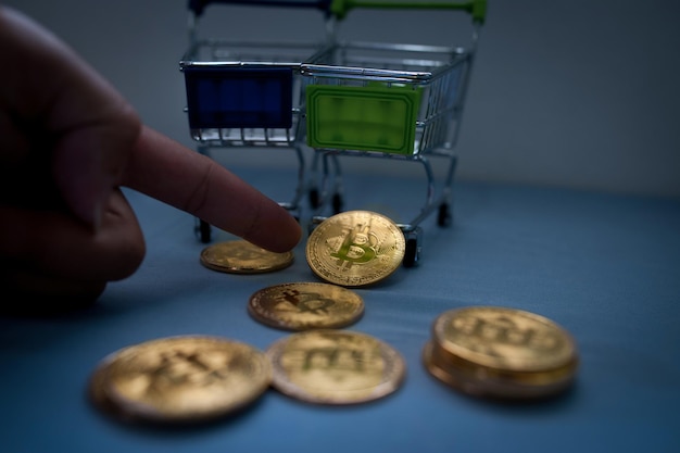 Foto close-up van persoon die bitcoin vasthoudt