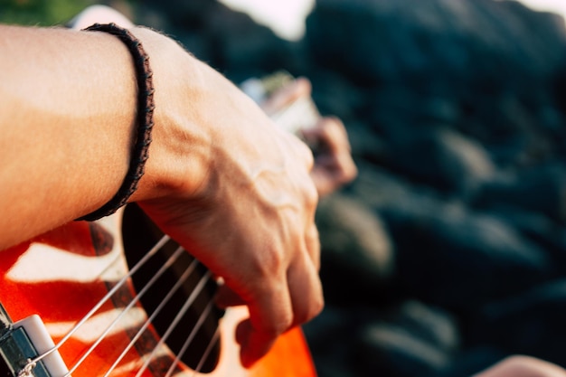 Foto close-up van persoon die gitaar speelt