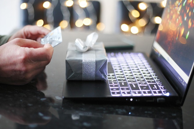 Foto close-up van persoon die laptop op tafel gebruikt