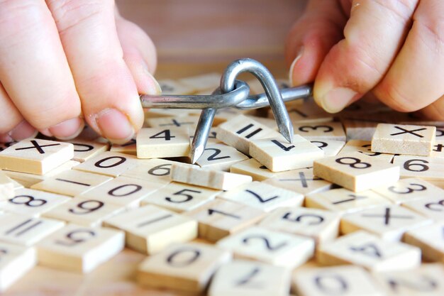 Close-up van persoon die metaal op tafel houdt