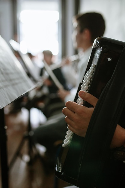 Foto close-up van persoon die muziekinstrumenten speelt
