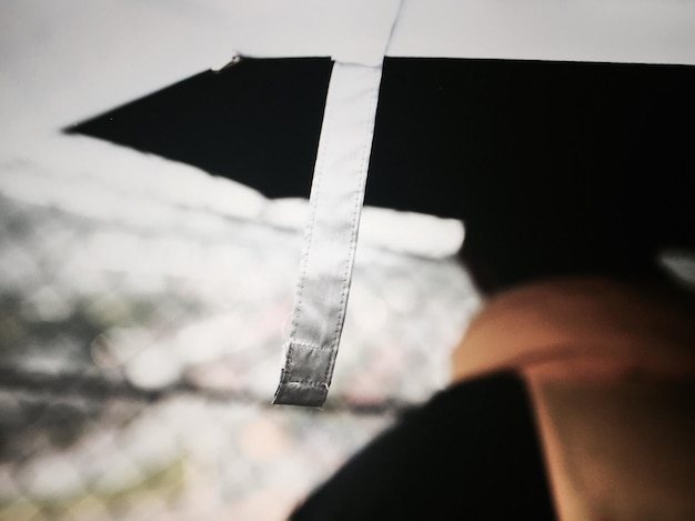 Foto close-up van persoon met paraplu