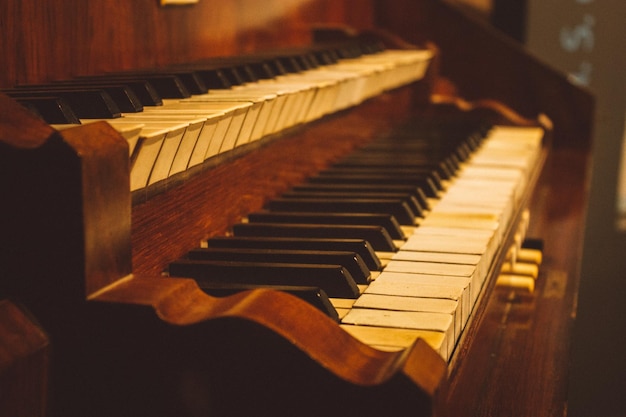 Close-up van piano toetsen in de kerk