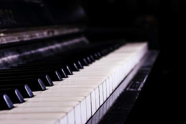 Close-up van piano toetsen tegen een zwarte achtergrond