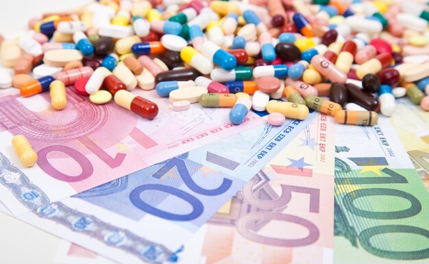 Close-up van pillen en capsules op de munt van de Europese Unie